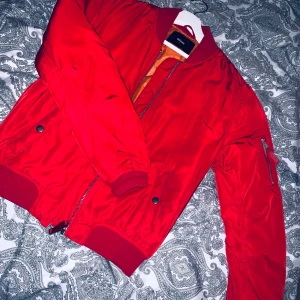 Röd bomberjacka  - Fint skick 