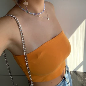 Sunrise topp - Denna toppen är orange och väldigt skön och lättsam att ha på sig. Det bullriga på bild 1 är bara min bh så toppen ser inte ut så💕✨ Man kan matcha den väldigt snyggt, har knapp använt den så hoppas någon annan kan få bättre användning för den💜💕😇