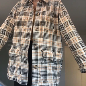 Rutig jacka - Rutig jacka från monki perfekt till hösten! Kommer med avtagbart skärp (andra bilden). Storlek xs men oversize i storleken