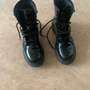 Dr Marteens  - Ett par blanka Dr Marteens i storlek 37. Endast använda ett par gånger. 