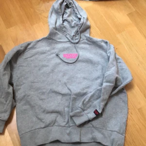 Stranger Things hoddie - Säljer denna Stranger things hoddie från pull&bear tror att ny priset var 399kr super mysig och snygg!  Har innprinsip aldrig andvänts! Kan pruta ner lite! Lite oversized