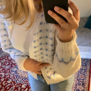 Stickad kofta  - Supergullig (inte stickig) kofta köpt second hand, skulle säga att den är handstickad finns inget märke. Går att knäppa och superbra skick, väldigt unik✨💝 möts upp på söder eller fraktar, fraktkostnad tillkommer! *BUDGIVNING I KOMMENTARERNA AVSLUTAS 00.00