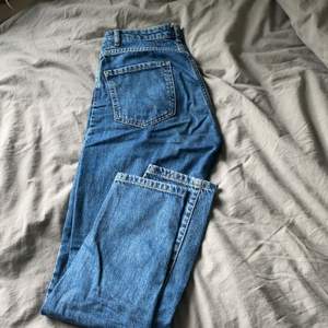 Blå mom jeans från Gina. De är i väldigt bra skick. Inga bud, köparen står för frakte.