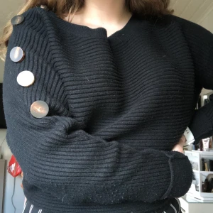 Svart långärmad tröja med knappdetaljer - Snygg, skön och fint detaljerad tröja från Zara i strl S. Sitter lite oversized på mig som brukar ha S/M. Denna tröja är perfekt inför hösten och vintern!!💛💛💛 frakt ingår