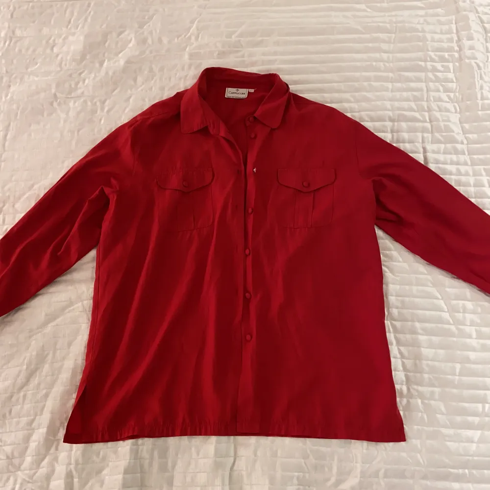 Röd lång skjorta i strl L/XXL från Cappucini Framfickor och knappr finns. Aldrig använd. . Skjortor.