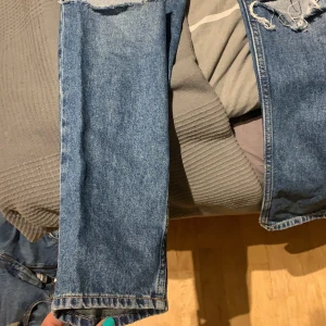 Jeans modell straight - Säljer ett par jeans i modellen straight från hm. Går inte att köpa längre. Storlek 34 men passar mig som vanligtvis har 36,38