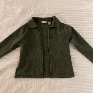 Grön ylletröja - Grön kofta i ylle från Richards & Jones i strl M. Dragkedja finns. Varm att ha nu till hösten/vintern.