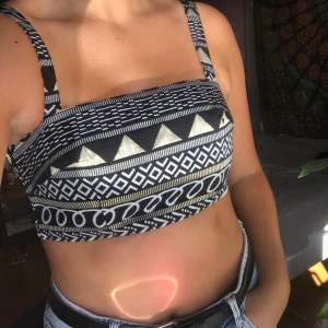 Topp  - Supersnygg topp som funkar till både fest och vardag! Säljer då jag tycker den sitter för tajt på mig. ⚡️