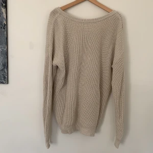 Stickad tröja - Fint skick, v-ringad rygg, oversize