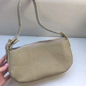 Bianca by Bianca ingrosso beige baguette bag - Väskan är helt oanvänd, lapp och plast kvar på. Skriv i privata meddelande vid intresse. Frakt tillkommer