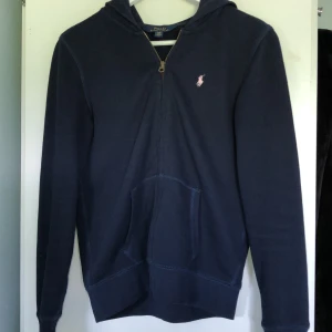 Ralph Lauren zip hoodie - Jättefin marinblå zip hoodie från Ralph Lauren med ljusrosa märke. strlk XL (barn), passar mig (xs/S). Fint skick! 100kr+frakt🤍