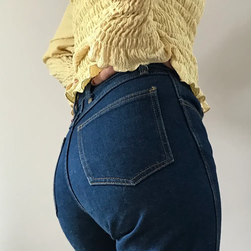 Mörkblåa raka jeans från Brandy Melville, passar storlek S/27! Supersnygg mörk tvätt och passform! . Jeans & Byxor.