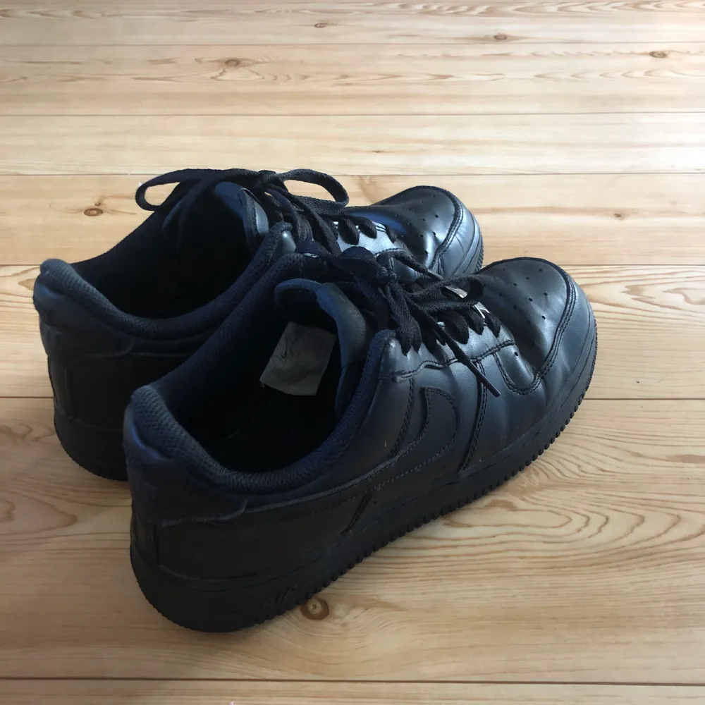 Säljer mina svarta Nike AirForce då dom inte kommer till användning längre, dom är i fint skick men lite creasade som man kan se på bilden! 😊 Storlek 38!  Säljs för 400 kr + frakt ☺️. Skor.