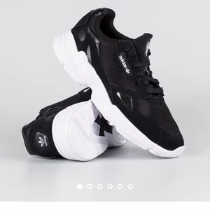 Adidas Falcon sneakers - Inte använda så mycket så skulle säga att dem är i bra skick. Säljer pga för små för mig och använder aldrig.