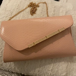 Väska  - Aldrig använd. Används oftast till fest, men kan även användas till en vardag. 