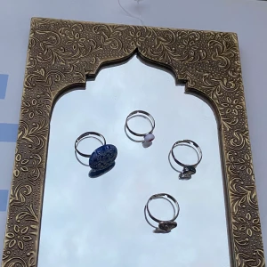 Ringar - As coola och unika ringar! Just nu har vi bara en av varna men vi hög efterfrågan kan vi beställa in mer😌 40kr ink frakt. (Just nu är smiley ringen inte i lager)