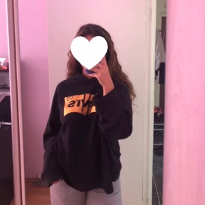 Levis kofta - Det är en oversized Levis kofta i storlek M. Den är super mysig och skön. Bara använd ett par gånger. Luvan är också stor så man kan gömma sig i den, men inte FÖR stor att den är ful. Den är precis lagom och perfekt. ✨
