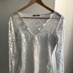 Vit långärmad spets tröja  - Använd ungefär 1 gång och är i bra skick, storlek M, skriv privat om du vill se bild på hur den ser ut på, går att buda om man vill  