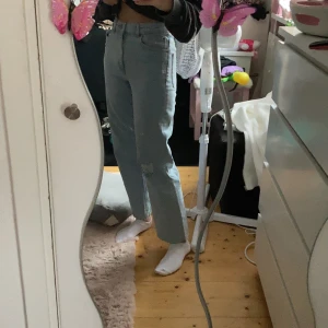 HM Divided Jeans💕 - Jeans i passform straight med ljus wash, storlek 36 men passar ganska perfekt på mig som oftast har strl 34💕 nästan helt oanvända, säljer eftersom dem mest ligger och tar upp plats i min garderob. Köparen står för frakt💕