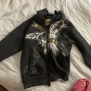 As fet zip up hoodie😏 - As cool hoodie me typ en örn som tryck o text på! Står strlk L men slulle säga den e M/L, siter lite oversized på mig som har S