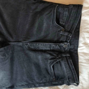  - ✨ JEANS✨    Högmidjade svarta jeans från Monki som jag ej använder längre. Ganska långa ben, jag som är 169m måste vika upp dem, men de går ju o klippa o sy oxå!  Köpare står för frakt.    !!🦋Finns endast fram tills lördag 12/9🦋!!