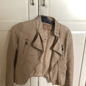 Chiquelle skinnjacka  - Storlek 36. Använd fåtal gånger som ny. 