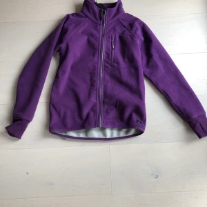 P.O.P vindfleeci  - Fint skick. Lila, storlek 134 