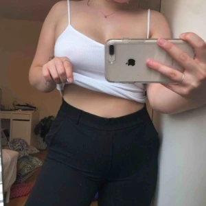  - ✨ BYXOR ✨  ”Mjuka” kostymbyxor. De är för små för mig så bilderna ger inte byxorna riktigt rättvisa... Stl XS-M beroende på hur man vill att dom ska sitta.🧚‍♂️    Köpare står för frakt.    !!🦋Finns endast fram tills lördag 12/9🦋!!