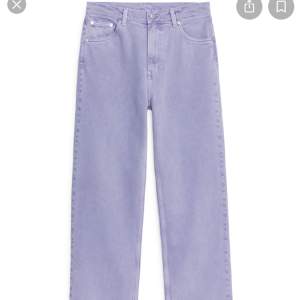 Lila, straight, croppade jeans från arket! Är helt som nya! Aldrig använda och är i stl 25(men passar oxå 24) 200+frakt högsta bud 320kr!