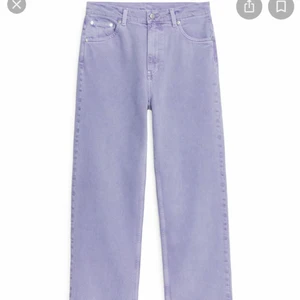 Lila jeans från arket - Lila, straight, croppade jeans från arket! Är helt som nya! Aldrig använda och är i stl 25(men passar oxå 24) 200+frakt högsta bud 320kr!