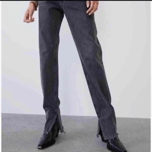 Zara jeans med slits  - Jeans från zara med slits längst ner, storlek 36. Använda typ 2 gånger