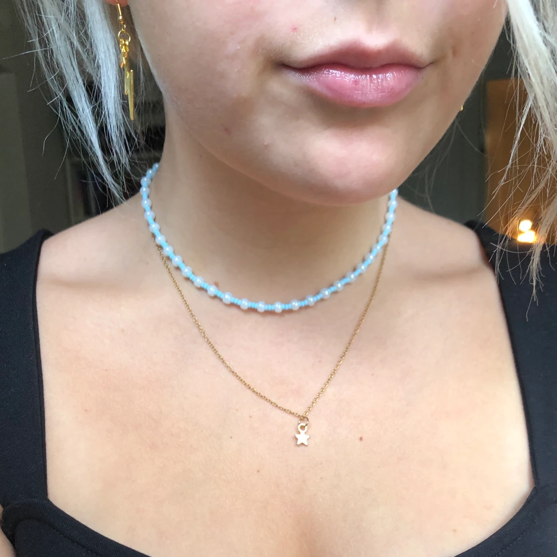 blått vitt halsband