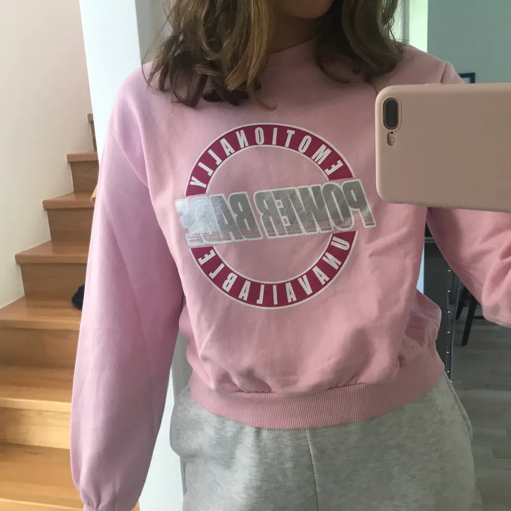 Rosa sweatshirt med tryck från h&m divided i storlek M. Säljer för 50kr+frakt. . Hoodies.