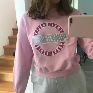 Rosa sweatshirt med tryck från h&m divided i storlek M. Säljer för 50kr+frakt. 