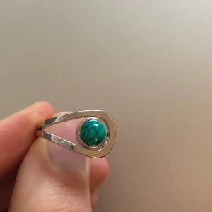 Ny ring med fin sten i turkos ✨ - Ny ring med fin sten i turkos ✨ •Pris: 30 kr •Storlek: 18 mm •Osäker på material 📬Kan skickas mot fraktkostnad(11 kr) 🚭Djurfritt och rökfritt hem