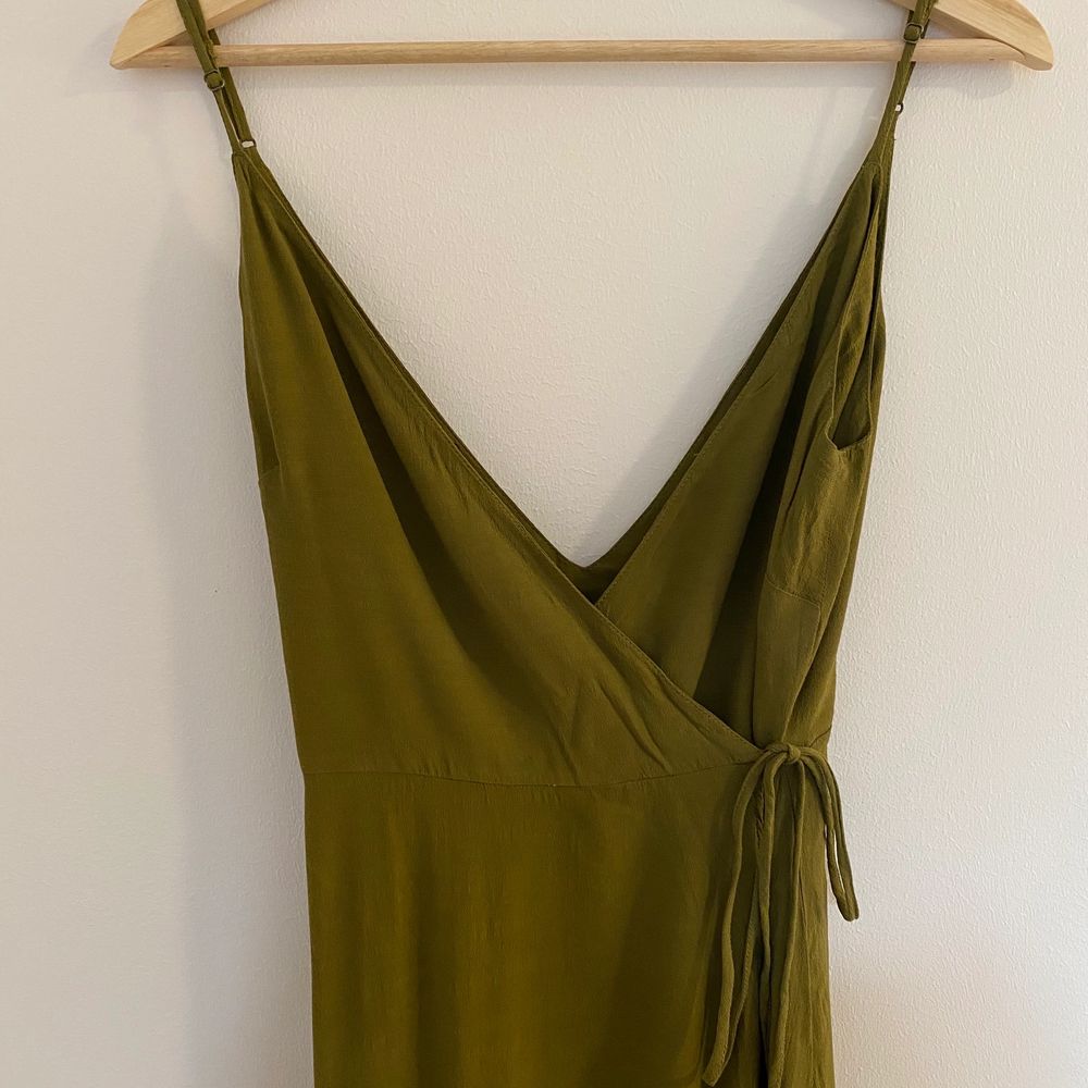V-ringad olivgrön klänning. Längd- under knät. Storlek 36. 120kr + frakt. . Klänningar.
