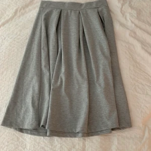Lång kjol - Längre kjol från Gina Tricot, varsamt använd, väldigt skön med ett lite tjockare tyg