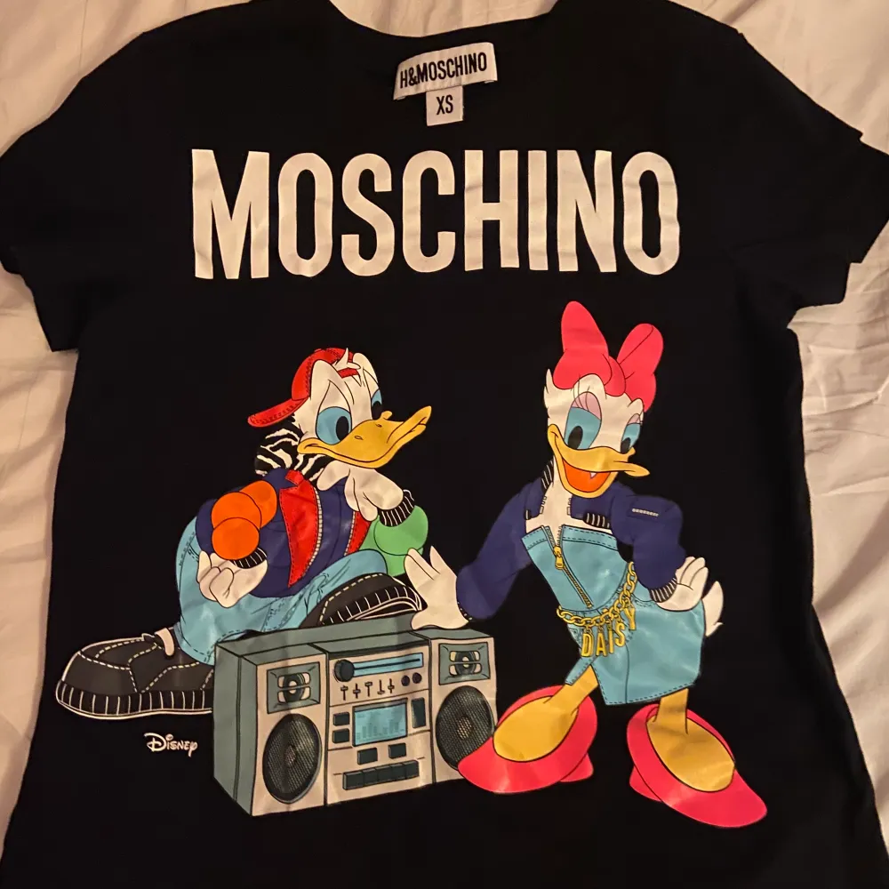 Säljer denna super coola hm x moschino t-shirten pga att den aldrig kmr till användning. Den är som i nyskick och passar till det mesta. Hör av er om ni har frågor💘💘. T-shirts.