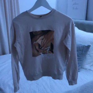 En ariana grande Tröja ifrån h&m  - En ariana grande tröja ifrån h&m storlek xs 130kr inklusive frakt📦 använt få gånger