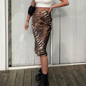 Tigermönstrad kjol - Så fin satin kjol som tyvärr inte kommer till användning längre! Det står xs i kjolen men den är mer som en S. Frakt tillkommer ✨