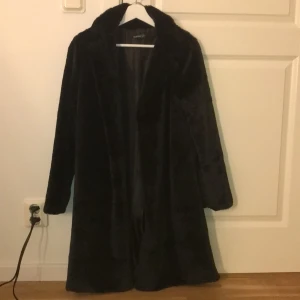 Pälsjacka - Säljer en pälsjacka som tyvärr inte används har aldrig använt den heller. Nypris 450kr.