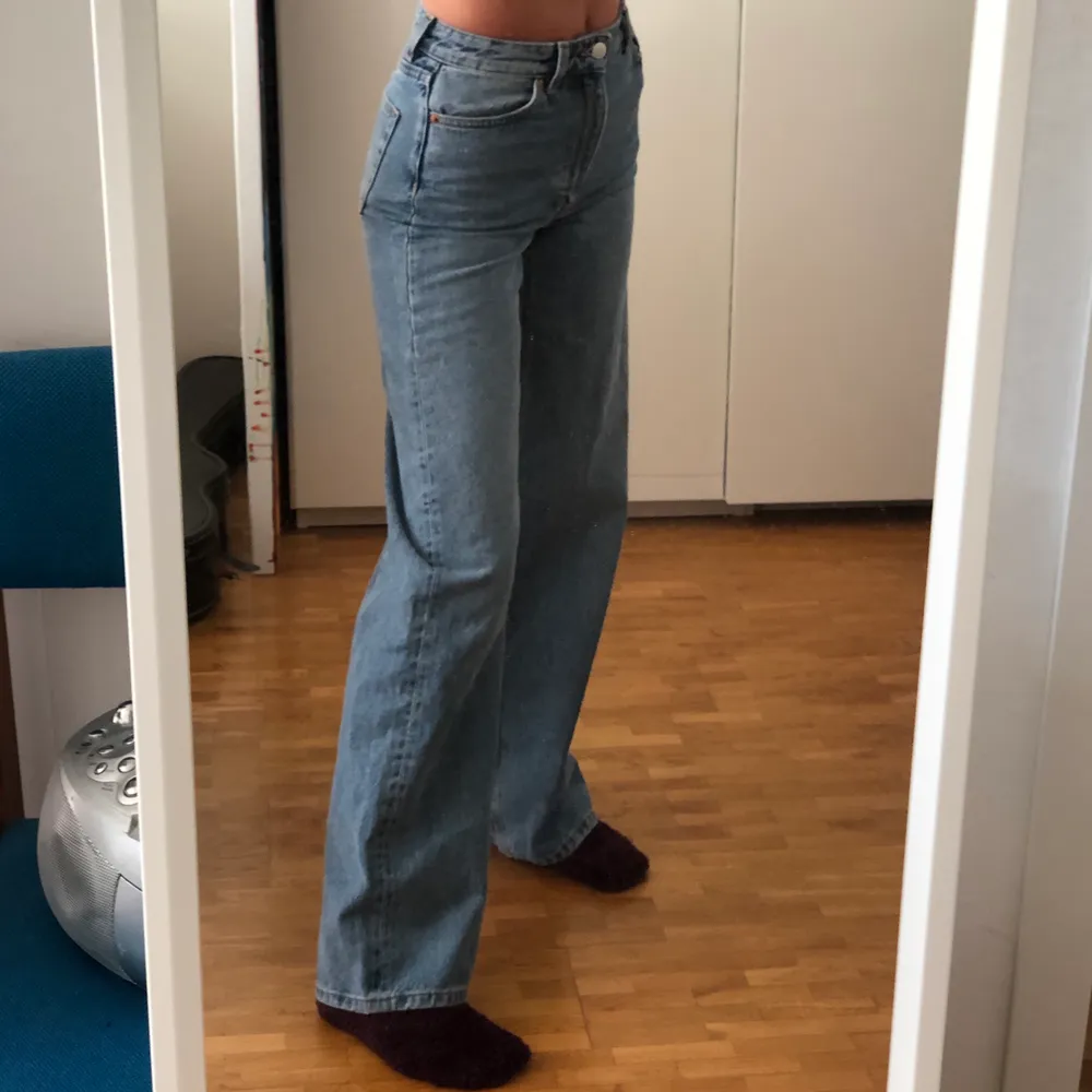 Fina jeans från monki. Oanvända pågrund av att jag köpte fel storlek. Kan frakta eller mötas upp i Uppsala💕. Jeans & Byxor.