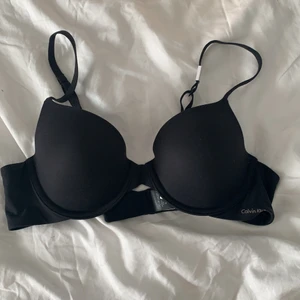 Calvin Klein bh - En bh från Calvin Klein utan push up storlek 75A aldrig använd, så mjukt material och så fin, har andra bh:ar sp har valt att använda dem. Originalproduktioner 499kr mitt pris 240+frakt❤️❤️