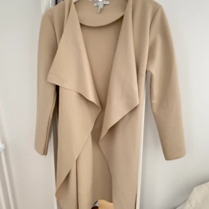 Nelly, kappa  - En beige kappa från Nelly i storlek M men passar även S! 