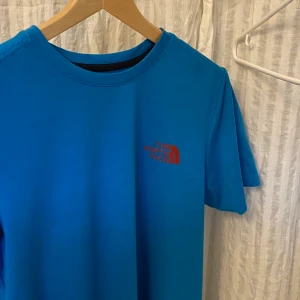 North Face t shirt - FRAKT INRÄKNAD i priset!!💌🚙 sitter jättefint & oversized på mig som har storlek S.  Bra skick!