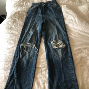 Jeans  - Populära jeansen från gina. Riktigt snygga men blivigt lite försmå för mig. Av klippta då de var alldeles för långa för mig. Jag är 165cm men dom är fortfarande långa för mig. 
