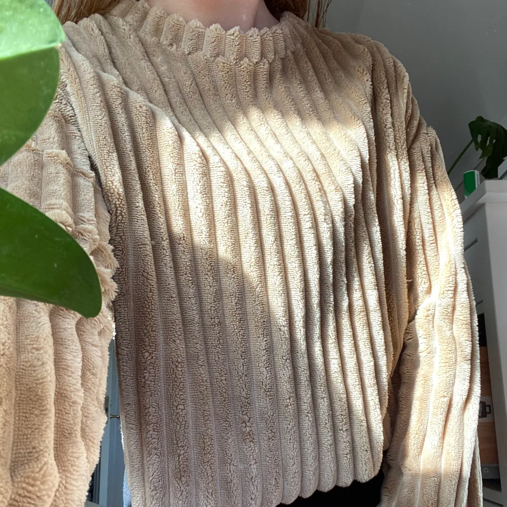 En ljusbrun tröja från Zara som är supersjuk, har ett jättefint randigt mönster, använd ett fåtal gånger. Tröjor & Koftor.