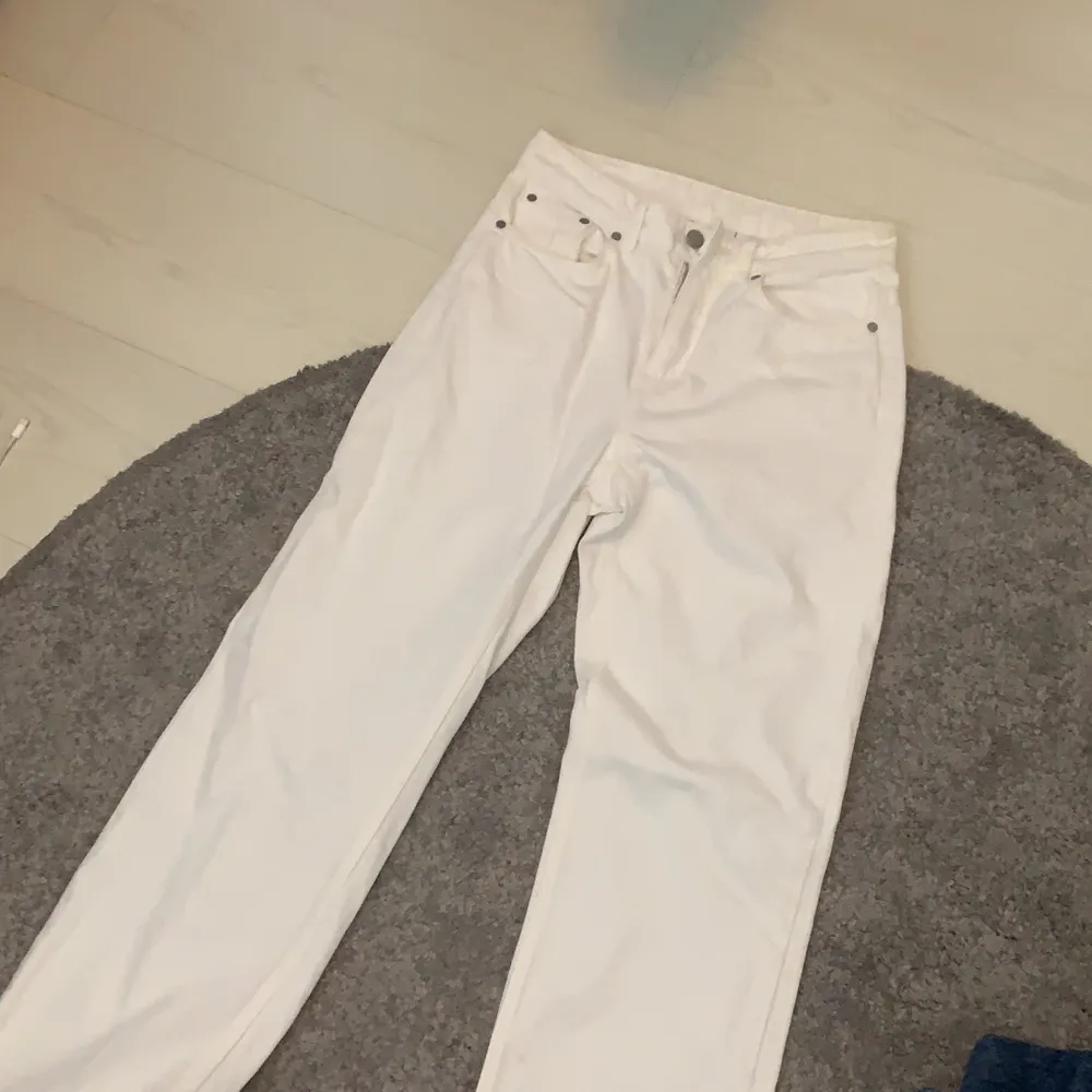Jätte fina vita jeans i modellen voyage från weekday, nästan helt oanvända, för små för mig därför jag säljer:( Storlek 26/30. Jeans & Byxor.