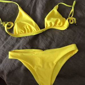 Gul bikini - Gul super fin bikini i bra skick! Använd ca två gånger då den är för liten. Har skusterbara band och är lite cheeky:) frakt: 39