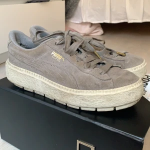 puma suede platform - skor som jag haft sen några år tillbaka från puma. väl använda lite trasiga på insidan av hälen men annars i bra skick. dom är också lite smutsiga då jag aldrog rengjort dom själv men väljer man att göra det blir dom nog utåt sett som nya💕 pris kan diskuteras!